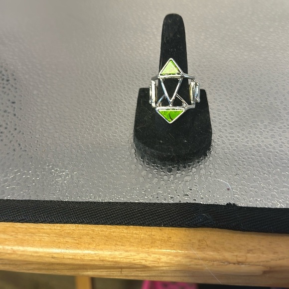 Beautiful stretch ring one-size-fits-all. Beautiful green and silver. - Picture 1 of 4